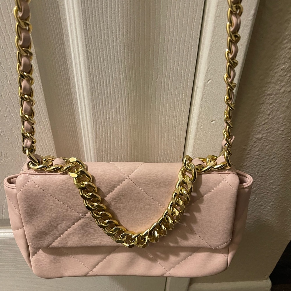 In good condition light pink Forever 21 bag